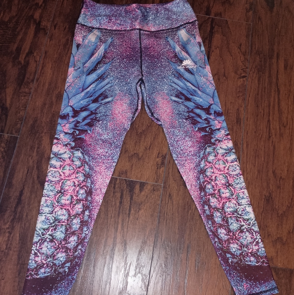 NEW medium Lotus athletic Leggings